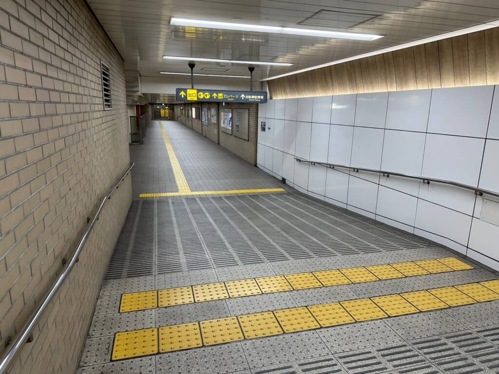 駅の通路の写真